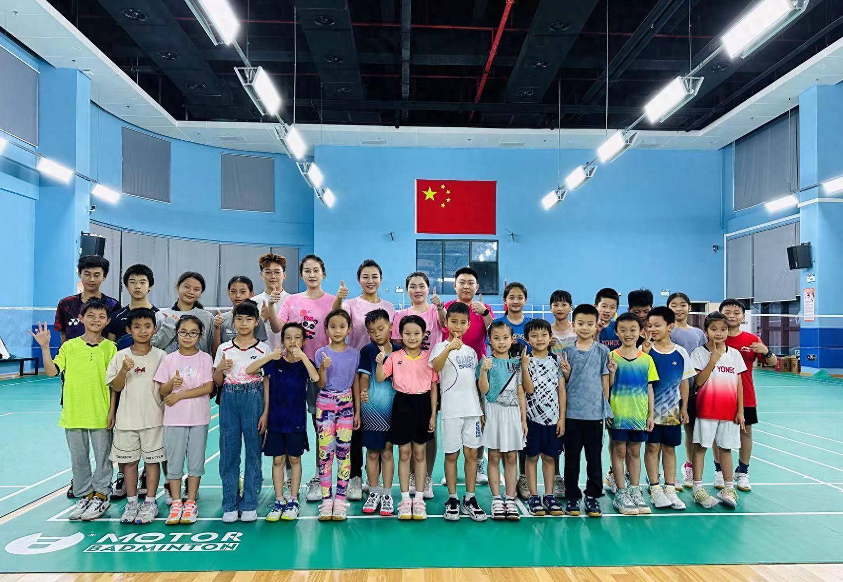 星空体育网址：地方级教练来了！为横琴羽毛球小将“手把手”教学