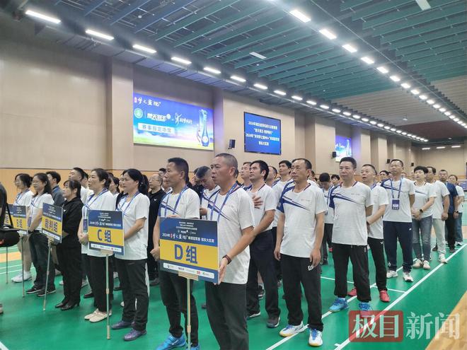 湖北省羽毛球大众联赛在咸宁开赛214名选手激情对决