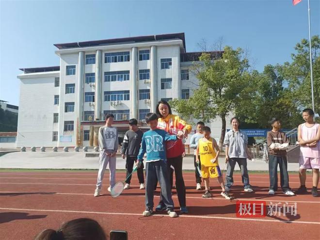 奥运冠军赵芸蕾来到湖北崇阳手把手教学生打羽毛球(图4)