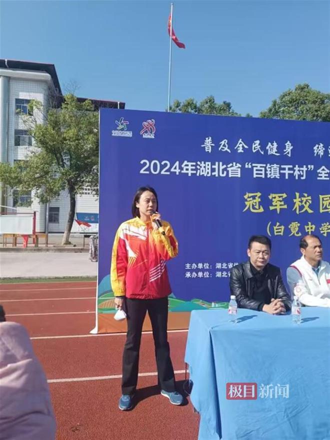 奥运冠军赵芸蕾来到湖北崇阳手把手教学生打羽毛球(图3)
