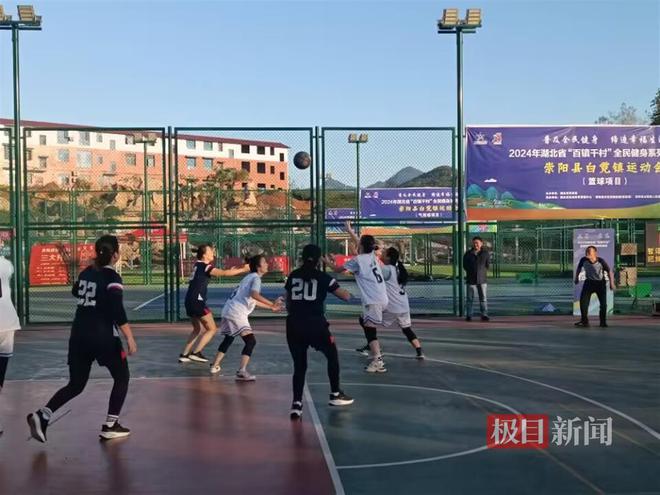 奥运冠军赵芸蕾来到湖北崇阳手把手教学生打羽毛球(图2)