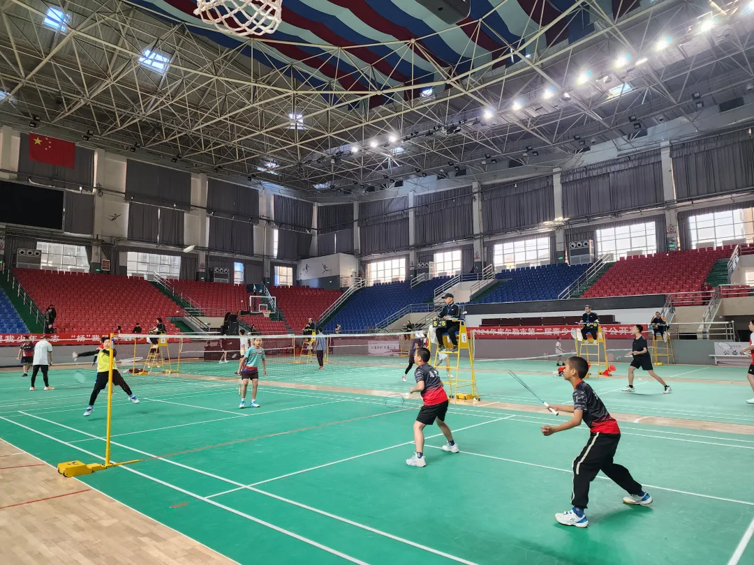 星空体育网址：库尔勒市第二届青少年羽毛球公开赛举行