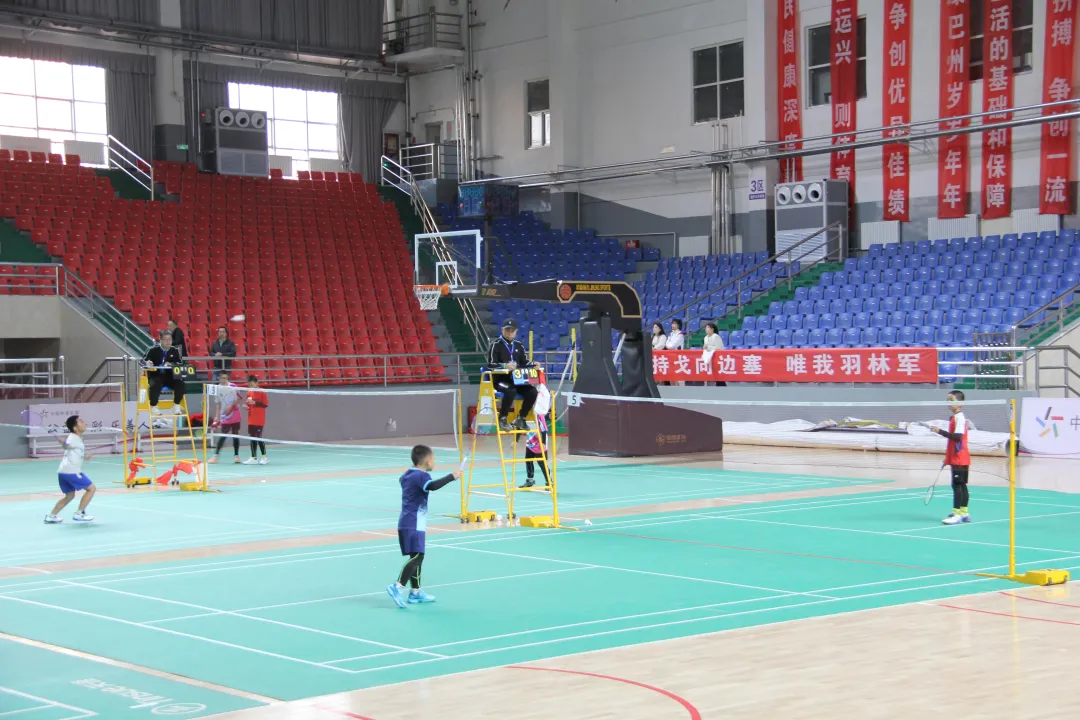 星空体育网址：库尔勒市第二届青少年羽毛球公开赛举行(图4)