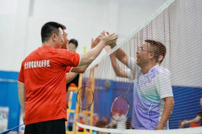 2024年贵州省高校羽毛球、乒乓球比赛在贵州理工学院开幕(图2)