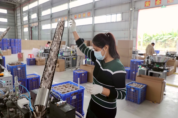 港南区：羽毛球产品畅销国内外供不应“球”(图2)