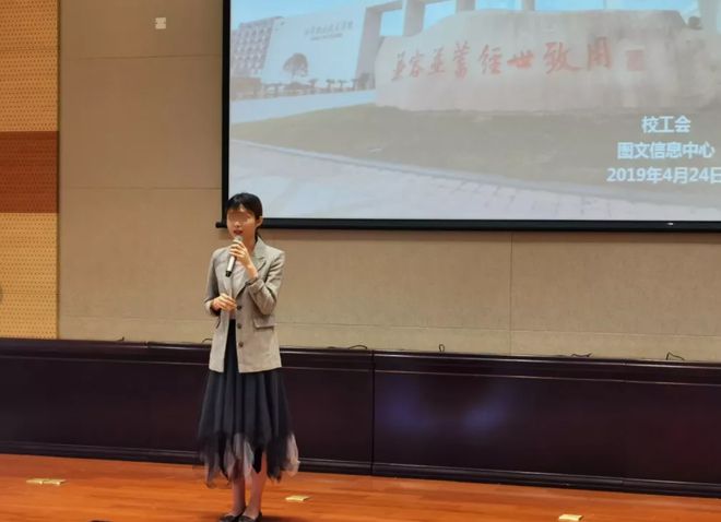 星空体育网站：高校老师出轨男学生丈夫公开电梯亲密女老师身材好颜值高(图12)