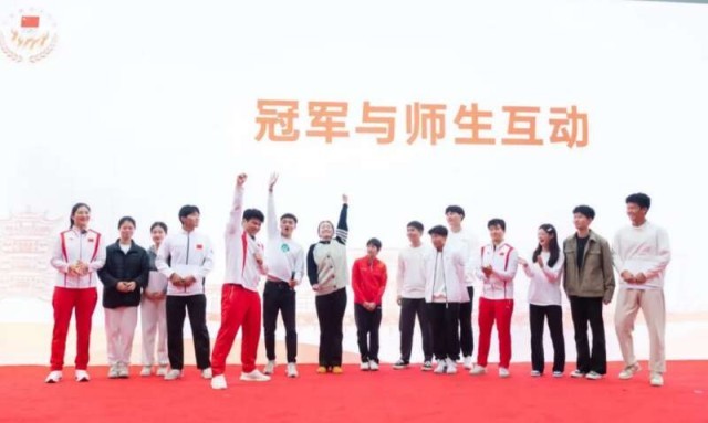 星空体育平台：“中国国家队公益服务大行动”走进华中师范大学