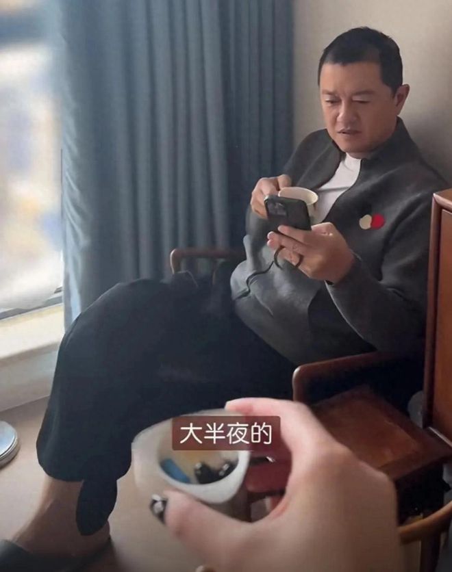 李亚鹏被老婆盯着吃药私下也怕老婆家中收藏一整墙名贵瓷器