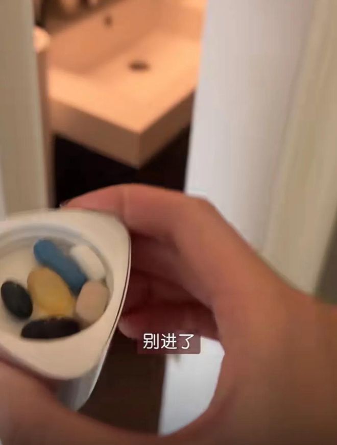 李亚鹏被老婆盯着吃药私下也怕老婆家中收藏一整墙名贵瓷器(图2)