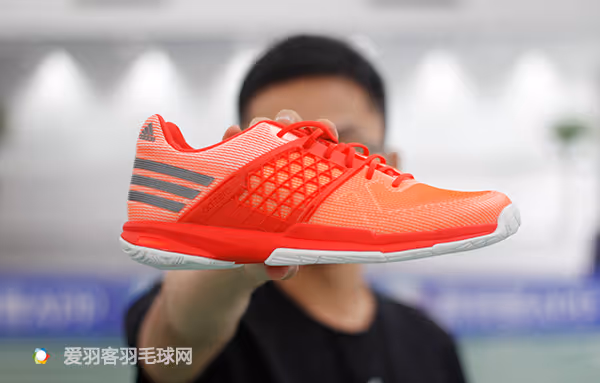 上海警方破制售假冒知名品牌羽毛球包案：相似款式贴牌烫标(图5)
