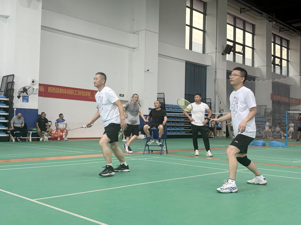 肥西县举行第三届教职工羽毛球比赛