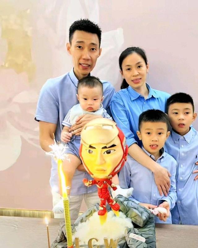 星空体育平台：41岁李宗伟恢复训练！抗癌5年后体能大不如前撑膝盖大口喘气(图4)
