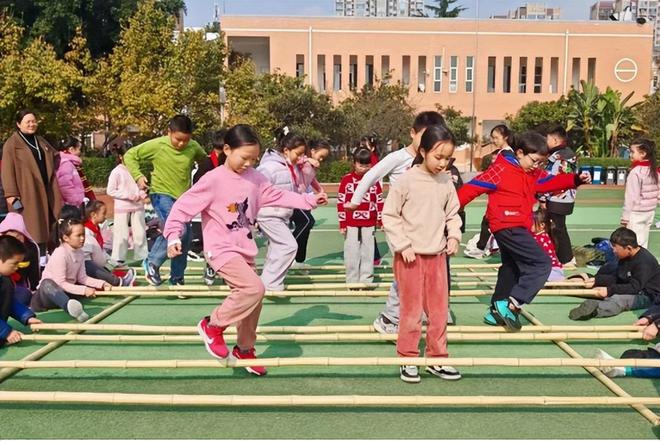 星空体育平台：成都青羊：让课间15分钟奏响快乐校园生活“变奏曲”！(图2)