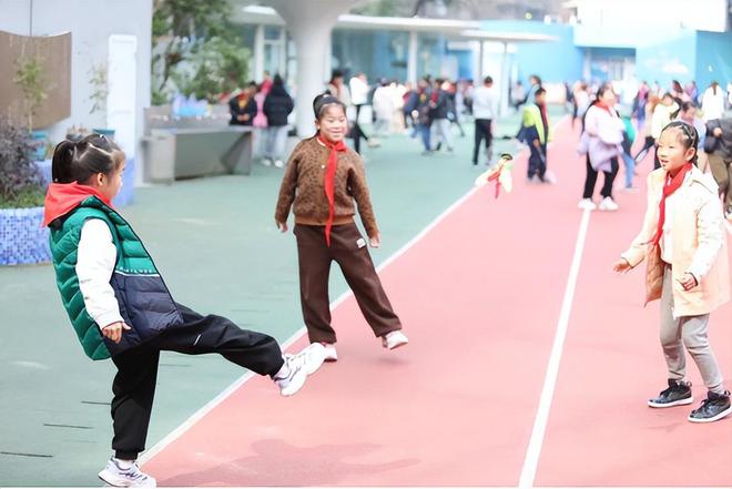 星空体育平台：成都青羊：让课间15分钟奏响快乐校园生活“变奏曲”！(图4)