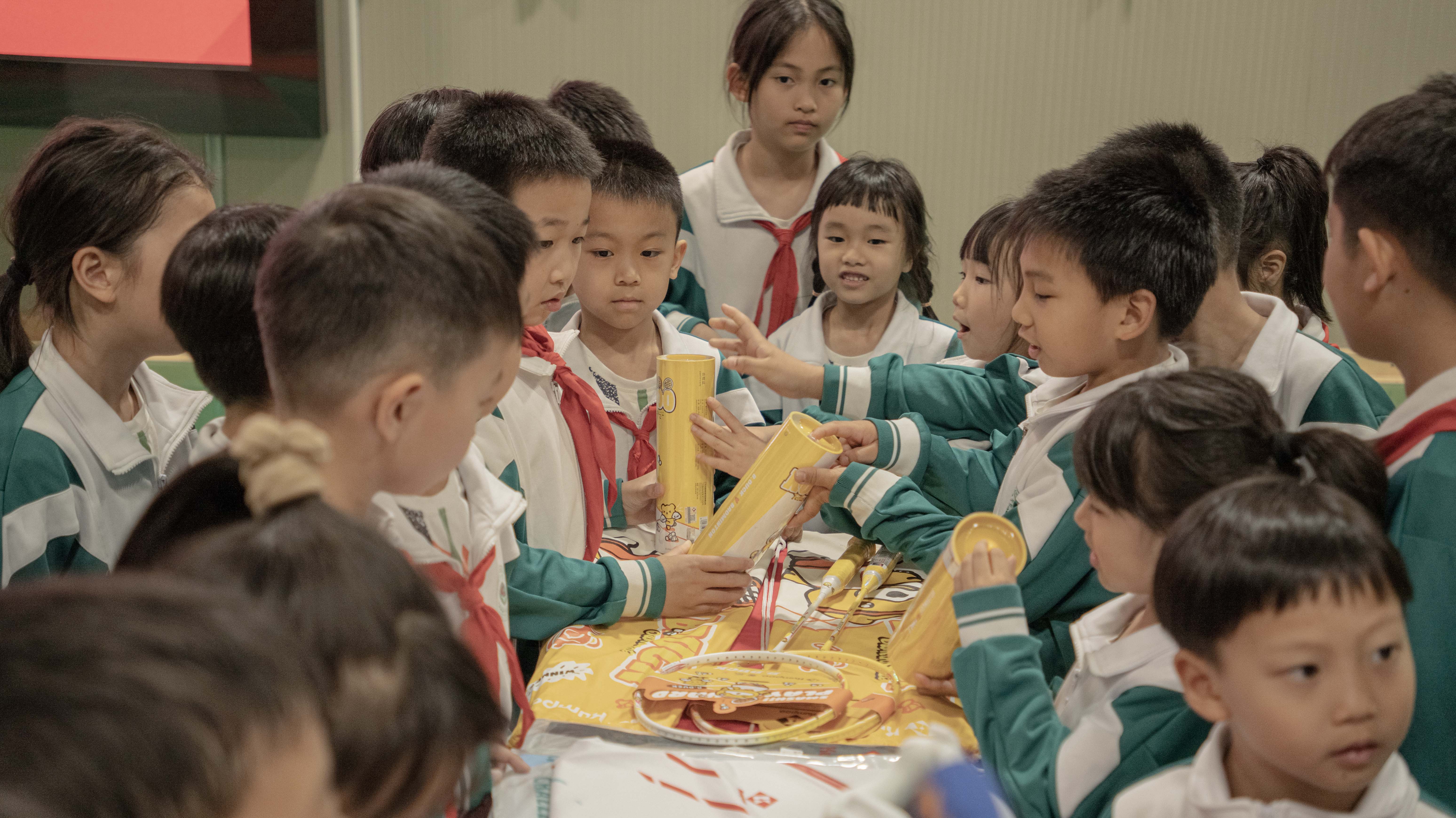 以体育人共谱华章薰风KUMPOO羽毛球品牌与广东实验中学荔湾学校开启体教融合新篇章(图6)