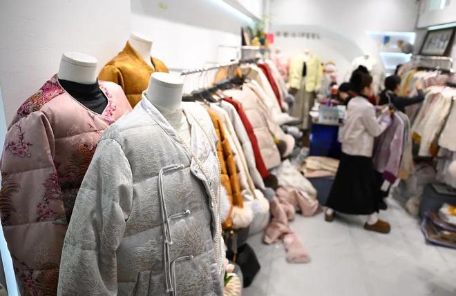 新年穿新衣服装市场时尚年味足(图1)