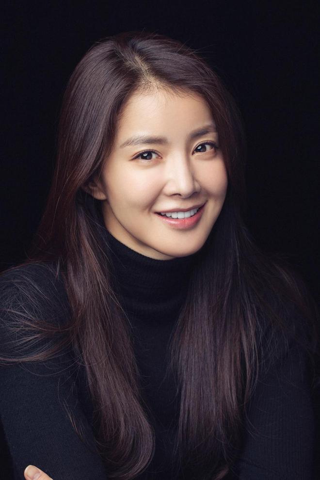 韩国女星李诗英结束8年婚姻选择事业独立放弃贵妇生活(图1)