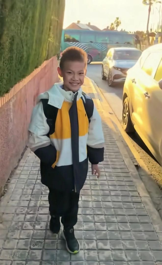 谢杏芳儿子在西班牙的学费人民币5千不是最贵的是普通学校