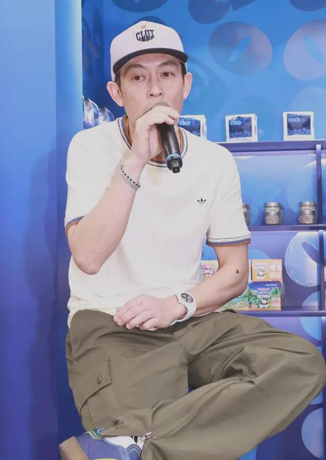 陈冠希带女儿Alaia开咖啡厅父女互动超温馨邀请周杰伦喝咖啡