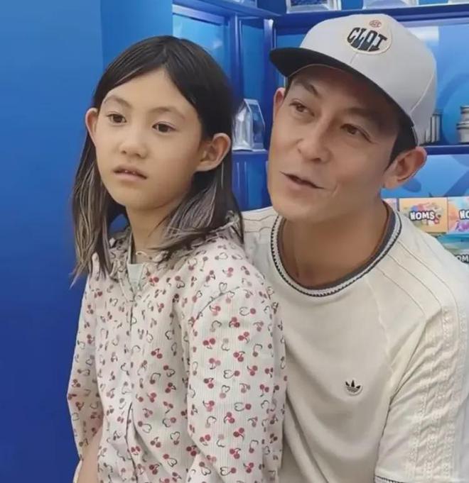 陈冠希带女儿Alaia开咖啡厅父女互动超温馨邀请周杰伦喝咖啡(图2)