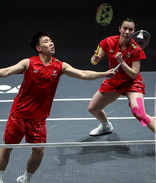 还是原配好郭新娃陈芳卉渔翁得利夺全英混双冠军扳3个冠军点