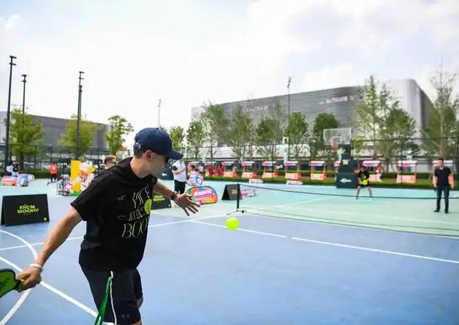 匹克球VS网球和羽毛球：三大区别与玩法对比解析