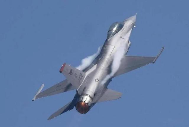 星空体育网站：F16不开雷达48公里外击落苏24战机俄战机暴露了什么缺点？(图5)