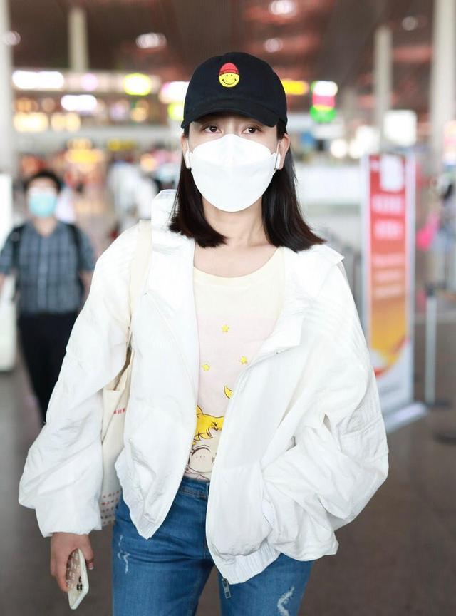 马苏机场素颜照曝光白外套配牛仔裤美翻！(图2)
