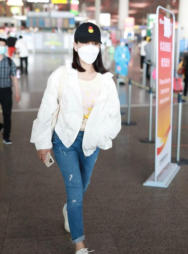 马苏机场素颜照曝光白外套配牛仔裤美翻！(图4)