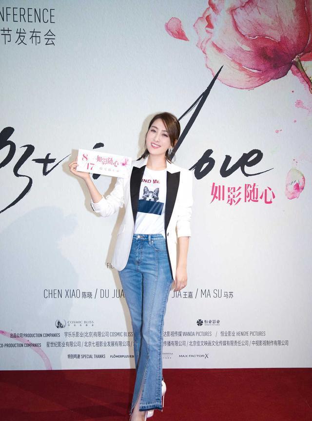 马苏机场素颜照曝光白外套配牛仔裤美翻！(图6)