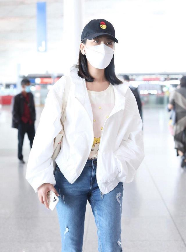 马苏机场素颜照曝光白外套配牛仔裤美翻！(图3)
