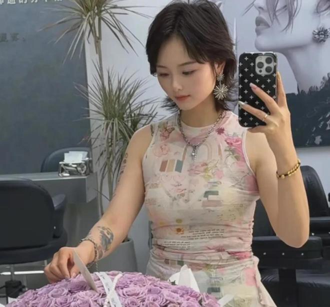 星空体育网址：35岁女发型师为“爱”坠楼对方还是一个女的诸多细节曝光(图2)