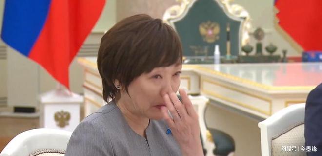 安倍晋三遗孀抵达俄罗斯当听到普京讲话眼睛都哭红了(图4)