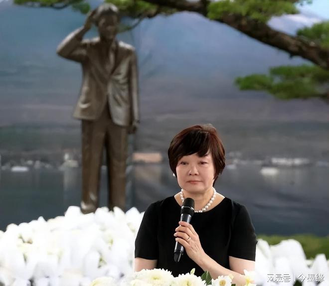 安倍晋三遗孀抵达俄罗斯当听到普京讲话眼睛都哭红了(图9)