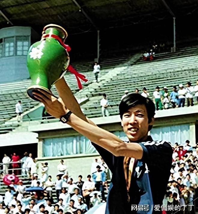 星空体育网站：跳高王子朱建华现状：移民美国62岁精神好家庭美满很幸福(图2)