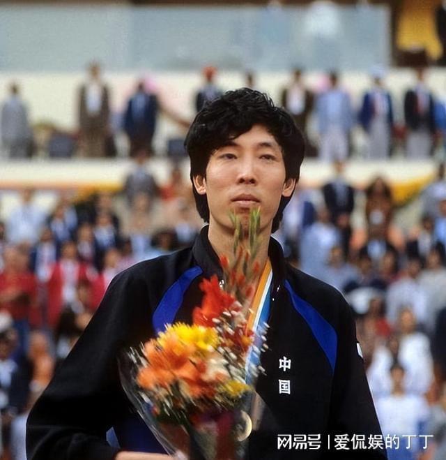 星空体育网站：跳高王子朱建华现状：移民美国62岁精神好家庭美满很幸福(图4)