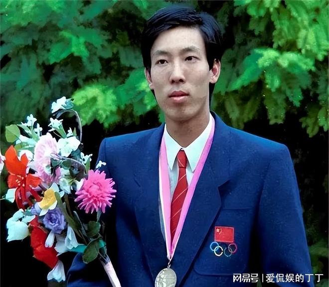 星空体育网站：跳高王子朱建华现状：移民美国62岁精神好家庭美满很幸福(图7)