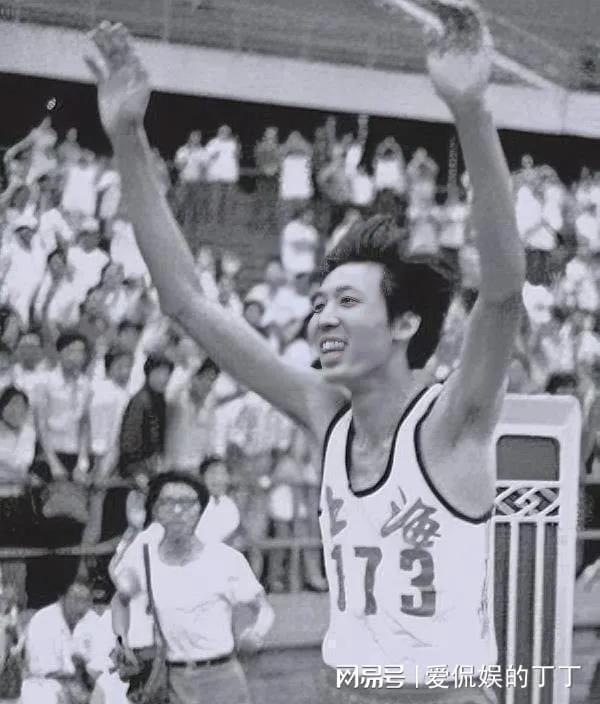 星空体育网站：跳高王子朱建华现状：移民美国62岁精神好家庭美满很幸福(图18)