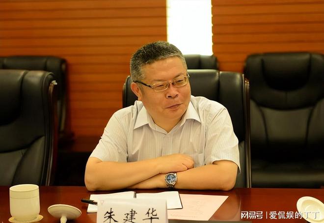 星空体育网站：跳高王子朱建华现状：移民美国62岁精神好家庭美满很幸福(图9)