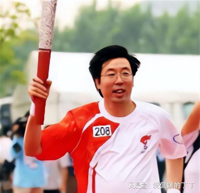 星空体育网站：跳高王子朱建华现状：移民美国62岁精神好家庭美满很幸福(图12)