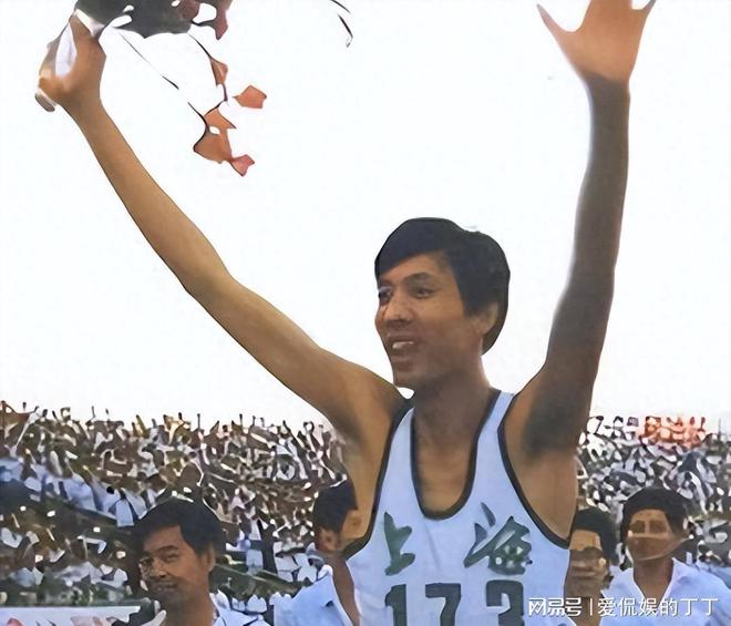 星空体育网站：跳高王子朱建华现状：移民美国62岁精神好家庭美满很幸福(图10)