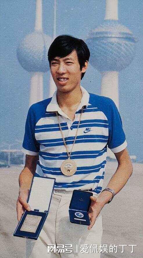 星空体育网站：跳高王子朱建华现状：移民美国62岁精神好家庭美满很幸福(图17)