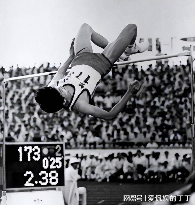 星空体育网站：跳高王子朱建华现状：移民美国62岁精神好家庭美满很幸福(图15)