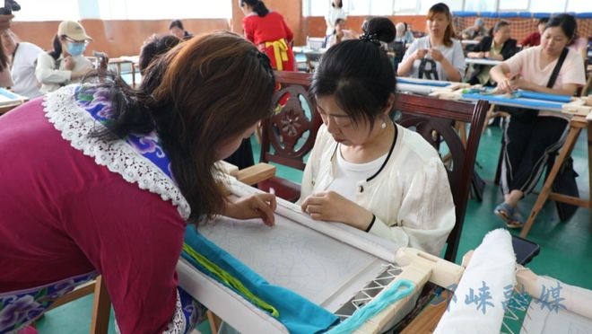 2025年邛崃市残疾人藏羌织绣技能培训班开班(图7)