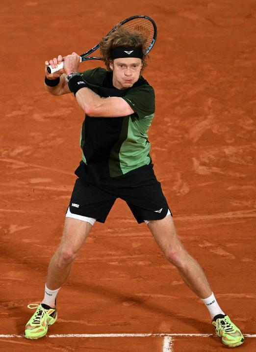 大满贯18连胜！辛纳横扫跻身法网八强创意大利网球新纪录(图2)