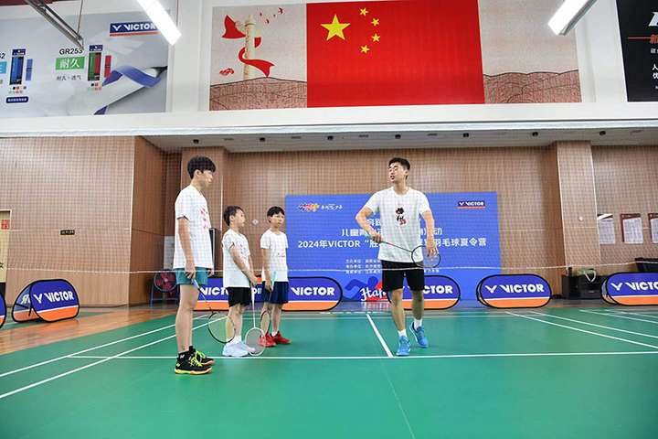 “奔跑吧·少年”2024年VICTOR“胜利少年”冠军羽毛球夏令营开营