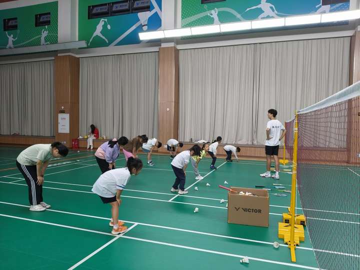 “奔跑吧·少年”2024年VICTOR“胜利少年”冠军羽毛球夏令营开营(图2)