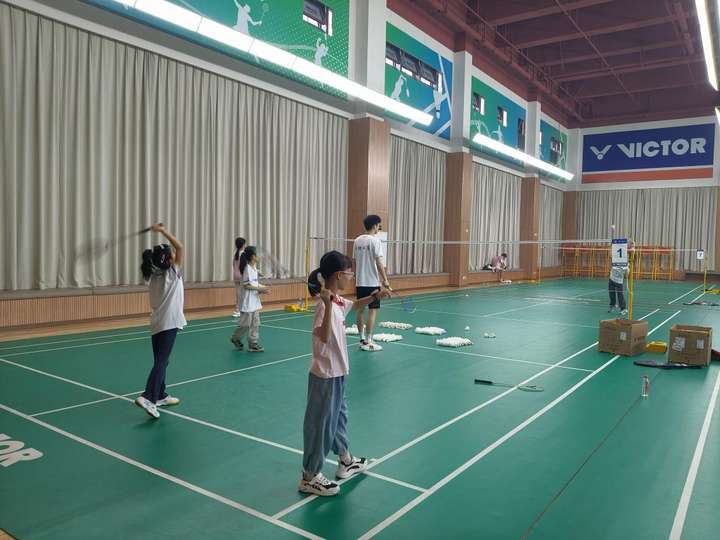 “奔跑吧·少年”2024年VICTOR“胜利少年”冠军羽毛球夏令营开营(图4)