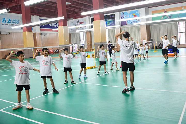 “奔跑吧·少年”2024年VICTOR“胜利少年”冠军羽毛球夏令营开营(图5)