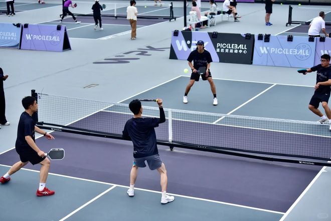 星空体育平台：全民入局！匹克球成2025新潮流双鱼装备成“标配”(图4)